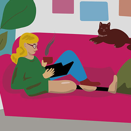 Eine Frau mit einer Tasse Kaffee in der Hand liegt auf dem Sofa und liest.