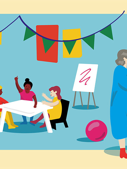 Im Kindergarten. Drei Kinder an einem Tisch, links von ihnen steht eine Erzieherin. Auf der rechten Seite übergibt eine Mutter ihr Kind an eine weitere Erzieherin.